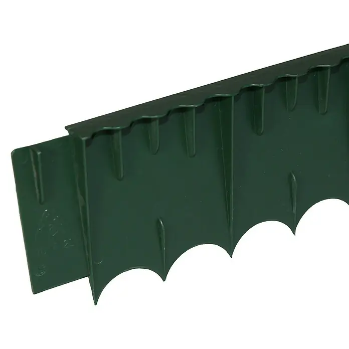 Windhager Rasenkante Green Border - Grün, L x B: 100 x 12,5 cm, Kunststoff - Nahaufnahme einer grünen Rasenkante aus Kunststoff, die zur Abgrenzung von Beeten oder Wegen im Garten verwendet wird.