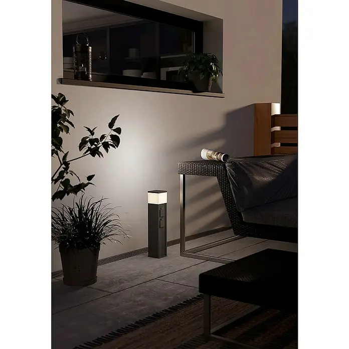 Eglo Steckdosensäule Park 5 - Anthrazit, Höhe: 50 cm, IP54 - Gartenansicht mit einem schwarzen Pollerleuchte, die eine Beleuchtung und Steckdosen bietet, ideal für den Außenbereich.