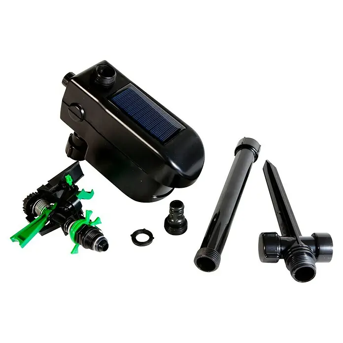 Windhager Tiervertreiber Water Guard Solar - Wirkungsbereich: 90 m² - Eine Nahaufnahme eines Solar-Bewässerungs-Kits, das einen Sprinkler, einen Timer und Zubehör für eine effiziente Gartenbewässerung zeigt.