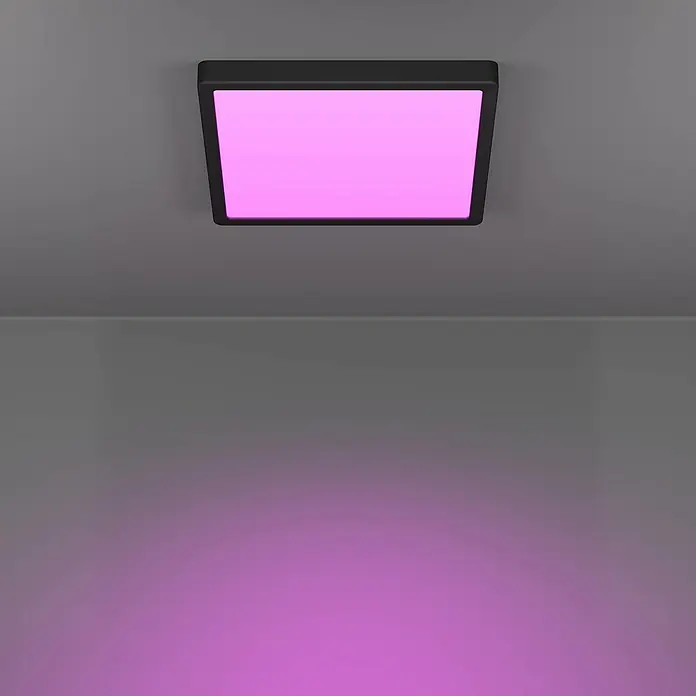 Eglo connect.z LED-Panel Fueva 6-Z - L x B x H: 29,5 x 29,5 x 2,5 cm, Schwarz, RGBW - Diese Aufnahme zeigt eine Deckenleuchte mit einem quadratischen Design, die in einem Zimmer installiert ist und rosa Licht ausstrahlt.