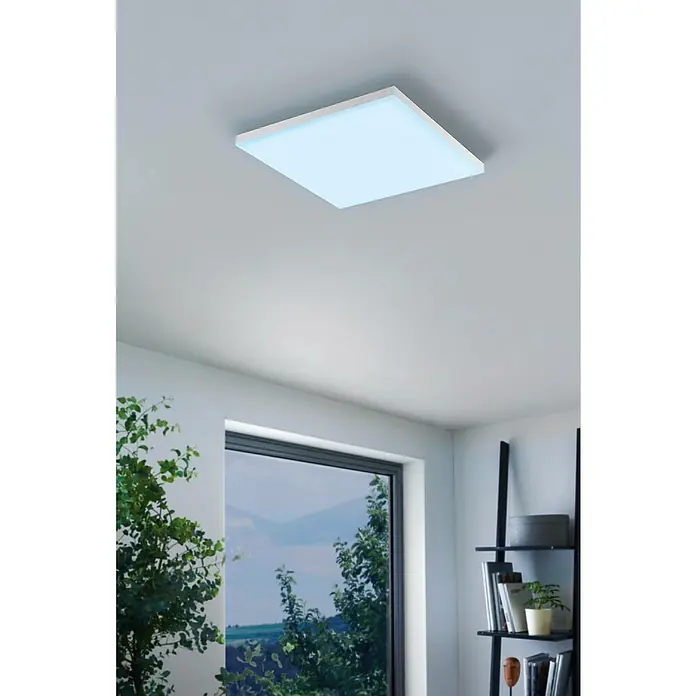 Eglo connect.z LED-Deckenleuchte Turcona-Z - 16 W, L x B x H: 30 x 30 x 2 cm, Weiß, RGBW - Eine quadratische LED-Deckenleuchte mit weißem Rahmen strahlt helles Licht in einem modernen Raum aus.