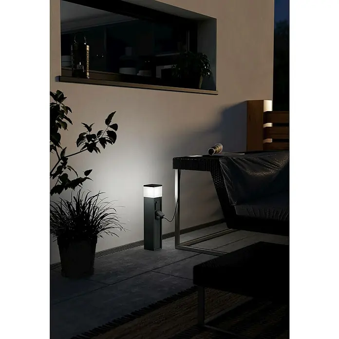 Eglo Steckdosensäule Park 5 - Anthrazit, Höhe: 50 cm, IP54 - Ein moderner Außenbereich mit einer beleuchteten Stromsäule, die Komfort und Stil vereint.