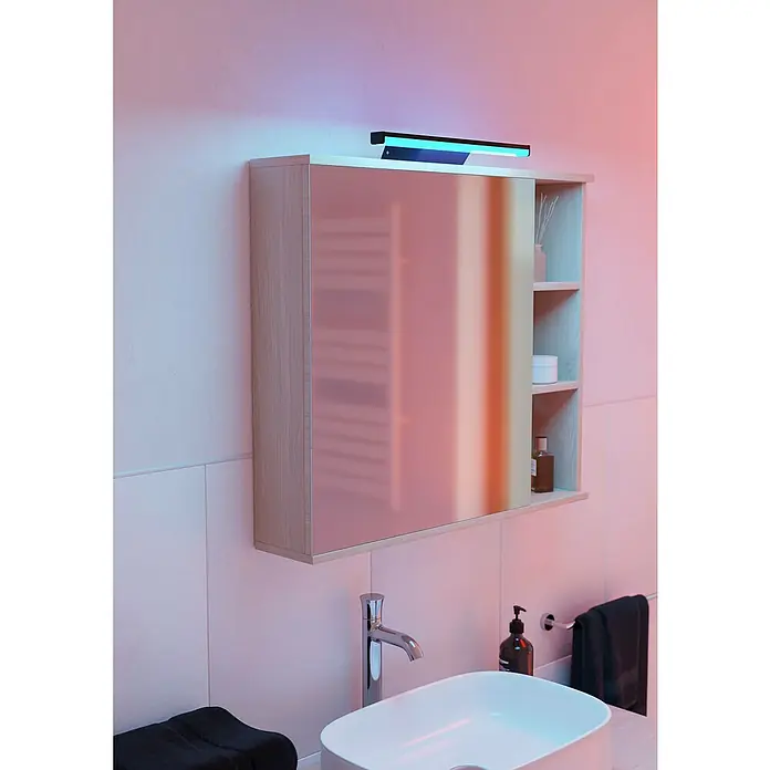 Eglo connect.z LED-Spiegelleuchte Regello-Z - 12 W, L x B x H: 60 x 13 x 4 cm, Schwarz, RGBW - Nahaufnahme eines Badezimmerspiegelschranks mit Beleuchtung, der ein modernes und elegantes Design zeigt.\n