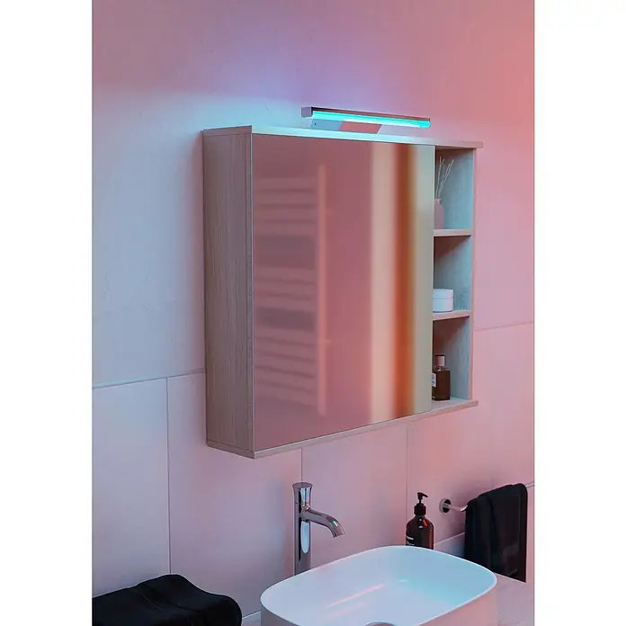Eglo connect.z LED-Spiegelleuchte Regello-Z - 12 W, L x B x H: 60 x 13 x 4 cm, Chrom, RGBW - Badezimmer-Szene mit einem stilvollen Spiegelschrank mit blauer Beleuchtung, einem modernen Waschbecken und eleganten Armaturen, die das Ambiente hervorheben.