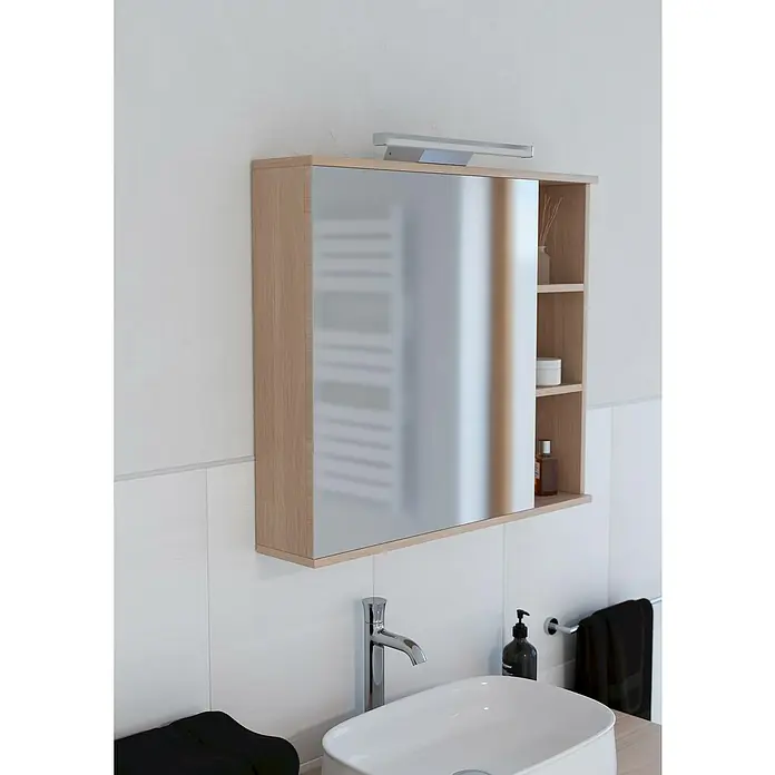 Eglo connect.z LED-Spiegelleuchte Regello-Z - 12 W, L x B x H: 60 x 13 x 4 cm, Chrom, RGBW - Moderner Badezimmerschrank mit Spiegeltür und seitlichen Regalen. Der Schrank ist aus hellem Holz gefertigt und mit einer Aufsatzleuchte versehen.