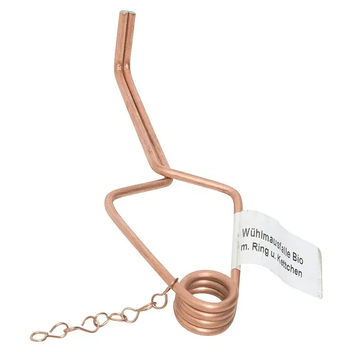 Windhager Wühlmausfalle - Unterirdische Falle, Kupfer, 2 Stk. - Eine Wühlmausfalle Bio aus Kupfer mit Ring und Kettchen. Das Produkt ist auf einem schwarzen Hintergrund vor einer neutralen Oberfläche abgebildet.