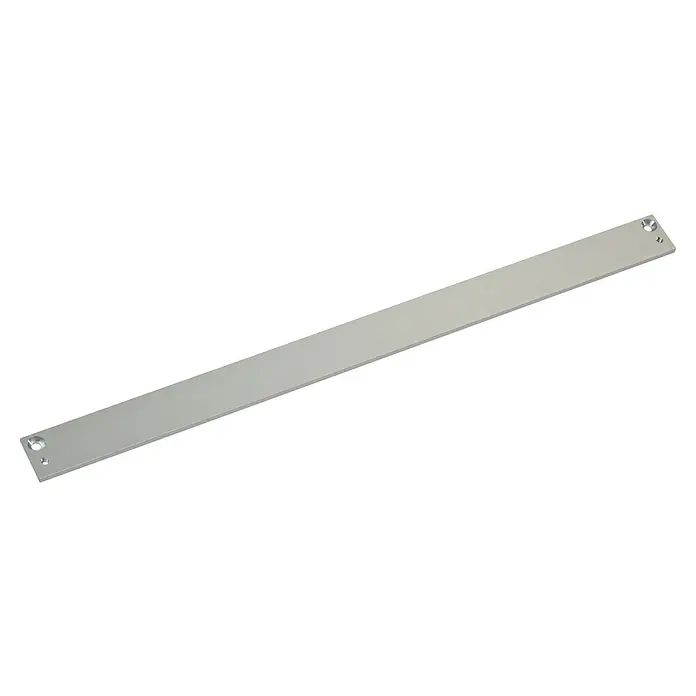 dormakaba Montageplatte - Höhe: 30 mm, Passend für: TS-G-N System - Heller Metallrechteckstab mit Schrauben an den Enden, leicht schräg auf grauem Hintergrund platziert.