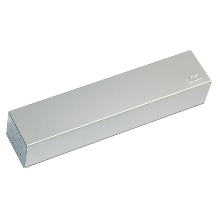 dormakaba Türschließer TS 93 G - Silber, Max. Türbreite: 1.250 mm - Das Bild zeigt einen silberfarbenen Türschließer von Dormakaba, der auf einem schwarzen Hintergrund liegt. Der Türschließer ist rechteckig und hat eine matte Oberfläche.