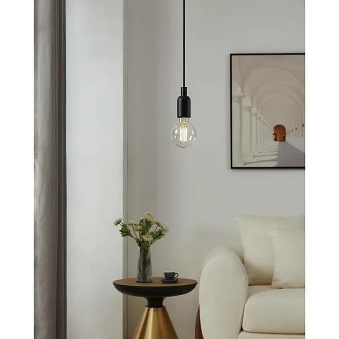 Eglo connect.z Smart-LED-Lampe - E27, Dimmbar, Warmweiß, 6 W, 806 lm, 1 Stk. - Nahaufnahme einer minimalistischen Pendelleuchte mit einer Edison-Glühbirne in einem stilvollen Interieur mit Beistelltisch und Dekoration.