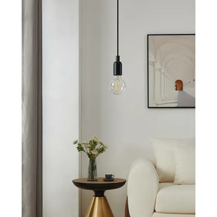 Eglo connect.z Smart-LED-Lampe - E27, Dimmbar, Warmweiß, 6 W, 806 lm, 1 Stk. - Nahaufnahme einer stilvollen Pendelleuchte mit Edison-Glühbirne, die ein modernes Ambiente in einem minimalistischen Raum schafft.