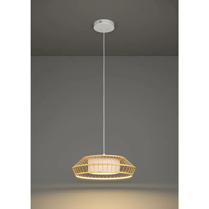 Eglo LED-Pendelleuchte rund Yuku-Z - 22 W, Ø x H: 46 x 110 cm, Bambus - Eine Pendelleuchte mit einem runden, weißen Deckenbaldachin und einem Lampenschirm aus hellem Holzgeflecht, der warmes Licht ausstrahlt.