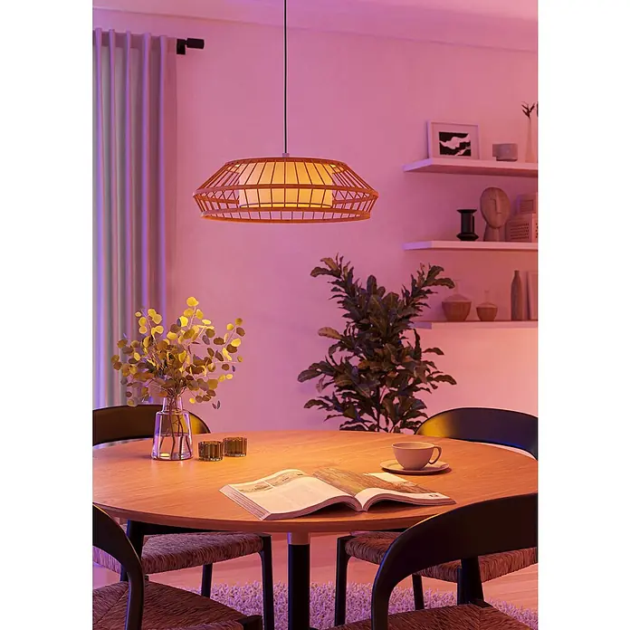Eglo LED-Pendelleuchte rund Yuku-Z - 22 W, Ø x H: 46 x 110 cm, Bambus - Das Bild zeigt eine moderne Pendelleuchte mit einem Lampenschirm aus Holz über einem Esstisch in einem stilvollen Esszimmer.