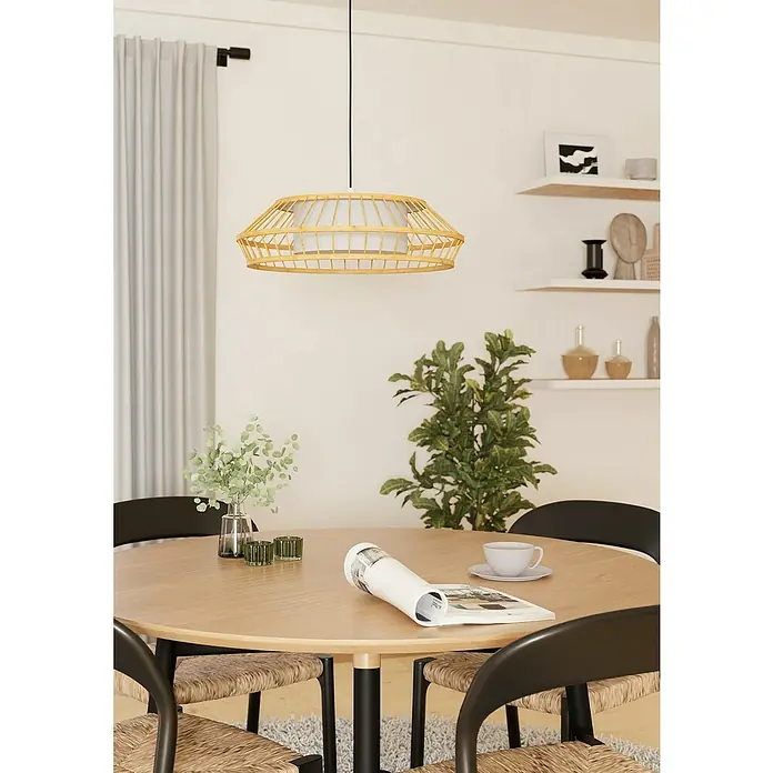 Eglo LED-Pendelleuchte rund Yuku-Z - 22 W, Ø x H: 46 x 110 cm, Bambus - Einrichtung mit einem auffälligen Lampenschirm über einem Holztisch mit Stühlen und Deko. Helle und freundliche Atmosphäre.