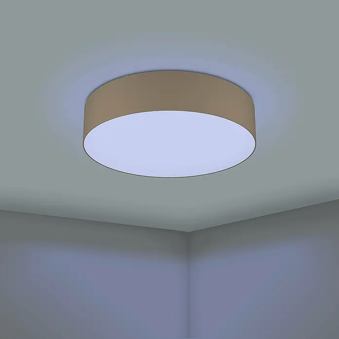 Eglo connect.z LED-Deckenleuchte ROMARO-Z - 35 W, Ø x H: 57 x 15 cm, Dimmbar - Nahaufnahme einer runden Deckenleuchte mit beigem Lampenschirm, die ein sanftes, diffuses Licht in einem modernen Raum spendet.
