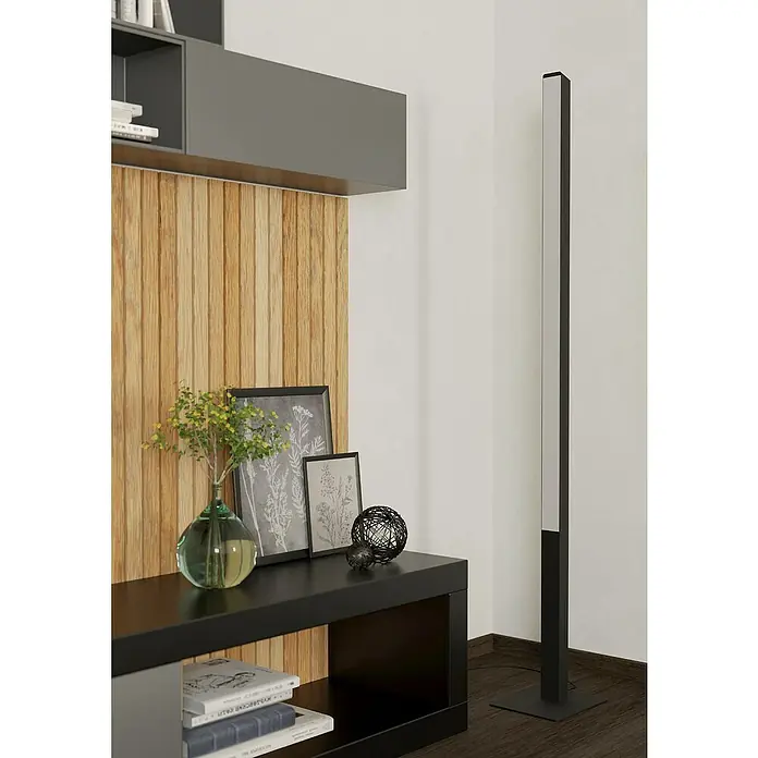 Eglo connect.z LED-Stehleuchte Simolaris-Z - 35 W, Höhe: 161,5 cm, RGB - Nahaufnahme einer modernen Stehlampe mit einem schlanken, schwarzen Rahmen und einem langen, weißen Lichtpaneel.
