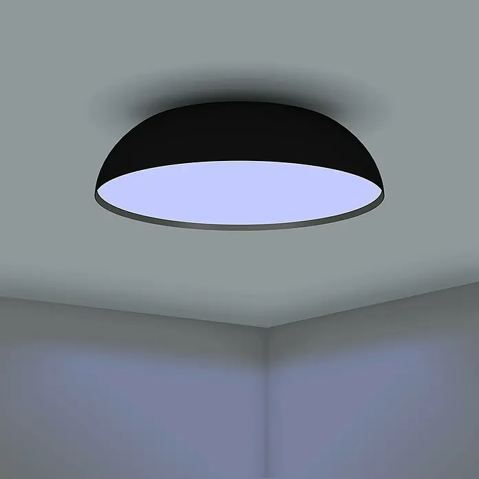 Eglo Connect LED-Deckenleuchte rund Tollos-Z - Ø x H: 55 x 13 cm, Schwarz, Weiß, RGBW - Die Aufnahme zeigt eine moderne, halbkugelförmige Deckenleuchte in einem Raum, die ein angenehmes Licht ausstrahlt.