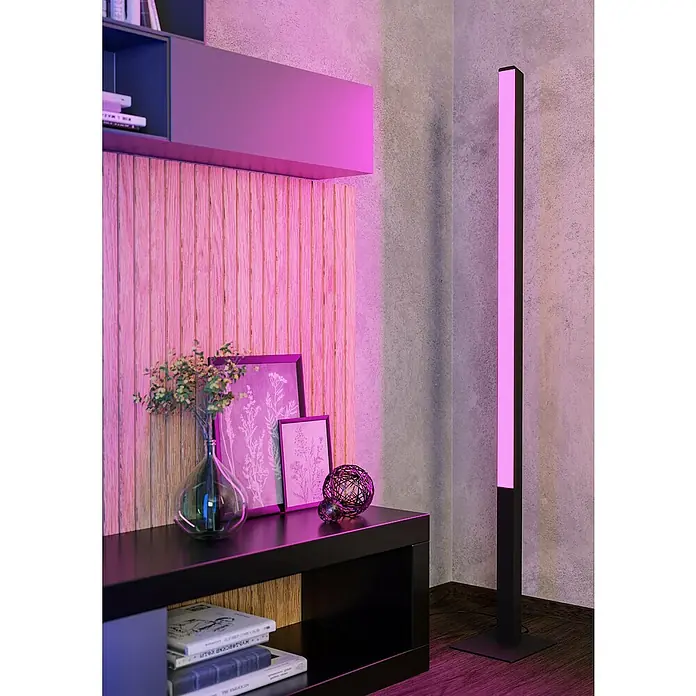 Eglo connect.z LED-Stehleuchte Simolaris-Z - 35 W, Höhe: 161,5 cm, RGB - Eine minimalistische, moderne LED-Stehlampe in Schwarz und Rosa, die eine gemütliche Atmosphäre in einem stilvollen Wohnraum schafft.