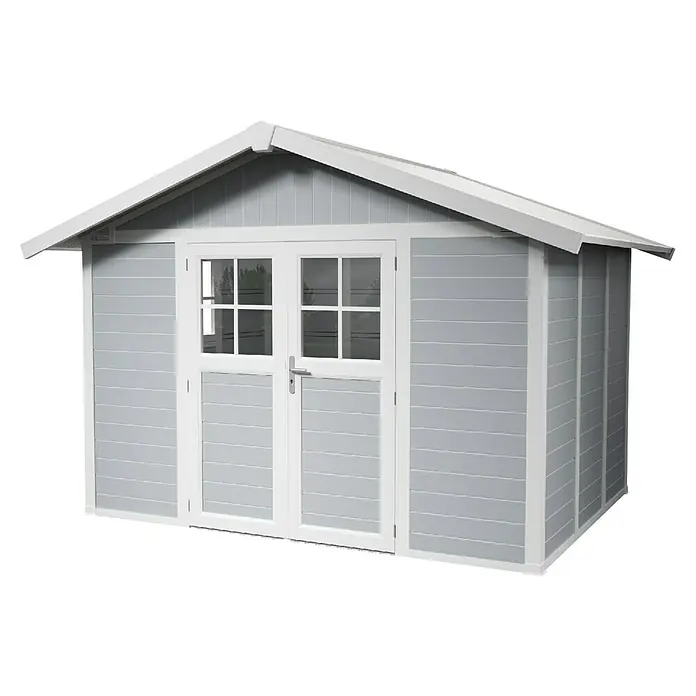 Grosfillex Gerätehaus Deco H7,5 - Außenmaß inkl. Dachüberstand (B x T): 370 x 298 cm, Kunststoff, Lichtgrau, 7,5 m² - Das Bild zeigt ein graues Gartenhaus mit weißen Fensterrahmen und einer Doppeltür. Das Gartenhaus hat ein Satteldach und eine einladende Optik.
