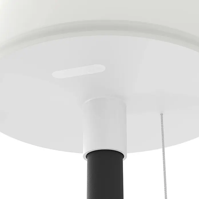 Eglo Solar-Stehleuchte Montapalma-L - Schwarz, IP44, Ø x H: 15 x 140 cm - Detailaufnahme einer weißen Deckenleuchte mit einem schwarzen Stab und einer Schnur. Minimalistisches Design für moderne Innenräume.
