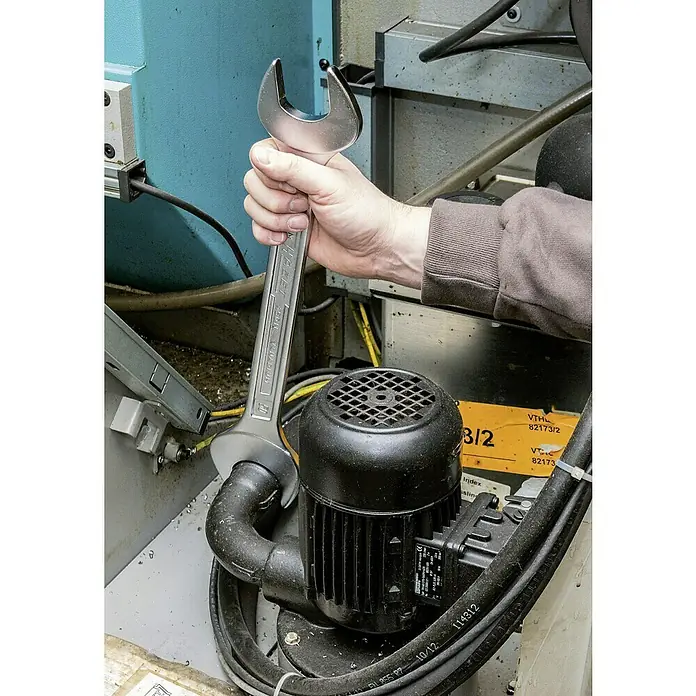 Hazet Doppelmaulschlüssel - Schlüsselweite: 10 mm - 11 mm - Ein Hazet-Schlüssel Nr. 450-50 mit Maulweite 50mm wird vor einem industriellen Hintergrund gezeigt, der seine Robustheit betont.