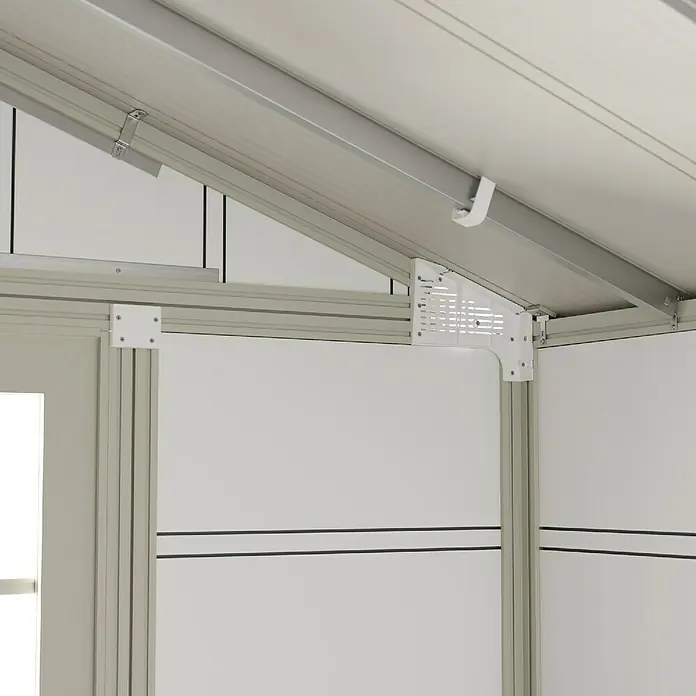 Grosfillex Gerätehaus Deco H4,9 - Außenmaß inkl. Dachüberstand (B x T): 295 x 261 cm, Kunststoff, Weiß, 4,9 m² - Detailaufnahme der Eckverbindung eines Gewächshauses, die Stabilität und moderne Bauweise demonstriert.