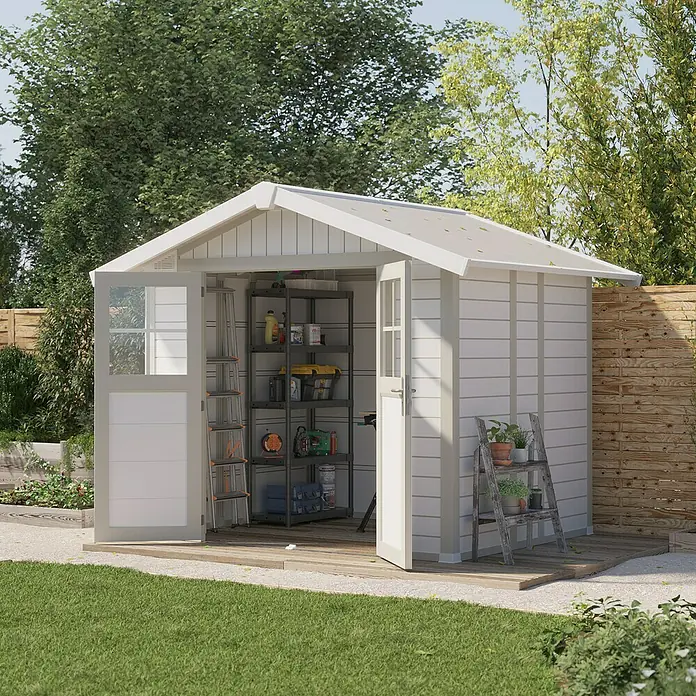 Grosfillex Caseta para jardín Deco - Medidas ext. (An x Pr): 295 x 261 cm, Plástico, Blanco, 4,9 m² - Imagen de un cobertizo de jardín con puertas abiertas, con una estantería y una escalera en el interior, junto con otra escalera en el exterior.