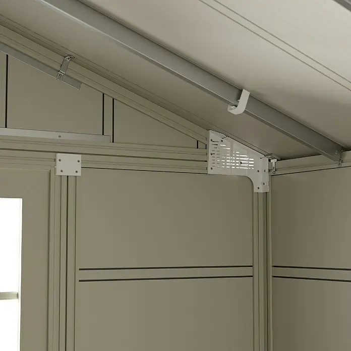 Grosfillex Gerätehaus Deco H7,5 - Außenmaß inkl. Dachüberstand (B x T): 370 x 298 cm, Kunststoff, Sherwood, 7,5 m² - Detailansicht der Metallstruktur eines Gerätehauses, die robuste Bauweise und die Eckverbindungen hervorhebt.