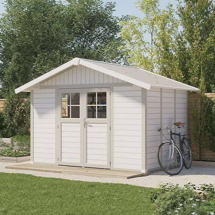 Grosfillex Gerätehaus Deco H7,5 - Außenmaß inkl. Dachüberstand (B x T): 370 x 298 cm, Kunststoff, Weiß/Grau-grün, 7,5 m² - Bild eines weißen Gartenhauses mit grauen Akzenten, das auf einer Holzplattform steht und von einem Fahrrad flankiert wird.