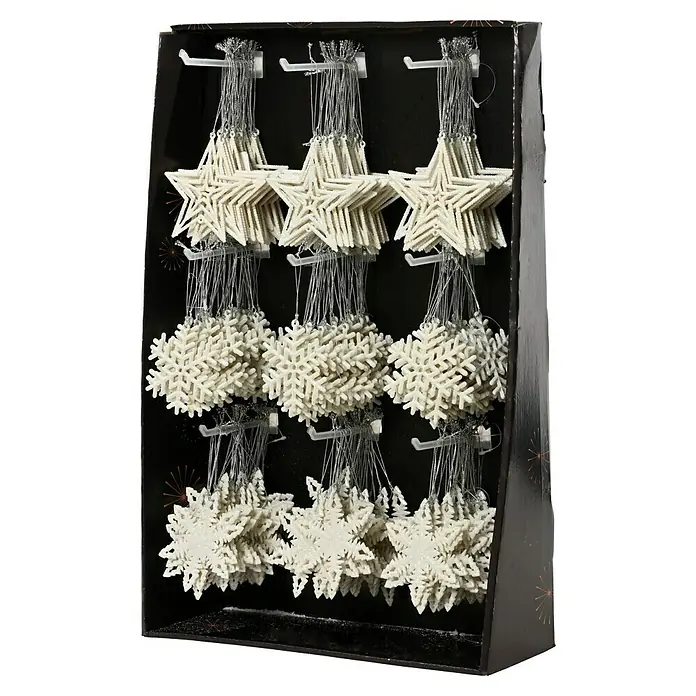 Adornos del árbol de Navidad Estrella - Plateado, Plástico, 1 ud., 2 x 10 x 10 cm - Una vista cercana de una caja con adornos brillantes de estrella y copo de nieve en blanco, colgando de ganchos.
