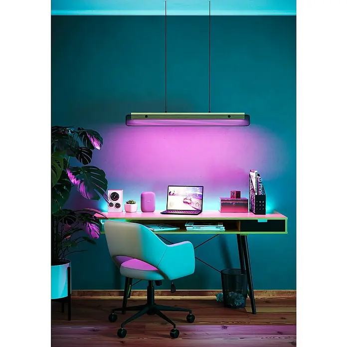 Eglo Connect LED-Pendelleuchte Kokomo-Z - 34 W, L x B x H: 99 x 5 x 110 cm, Schwarz, Braun, RGBW - Stylischer Arbeitsbereich mit farbiger Beleuchtung. Der Schreibtisch mit Lampe, Laptop und Deko sorgt für Atmosphäre.