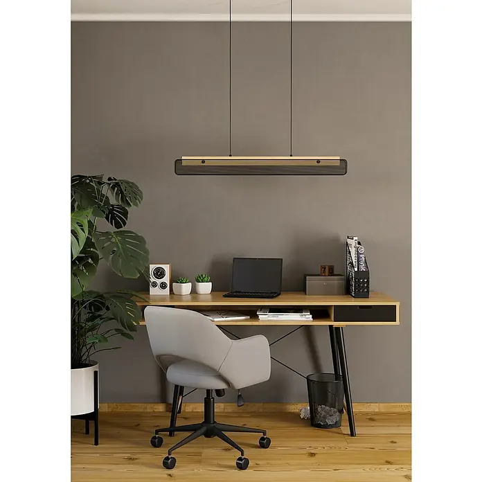 Eglo Connect LED-Pendelleuchte Kokomo-Z - 34 W, L x B x H: 99 x 5 x 110 cm, Schwarz, Braun, RGBW - Ein moderner Arbeitsplatz mit einem stilvollen Schreibtisch, einem bequemen Bürostuhl und einer dekorativen Hängeleuchte.