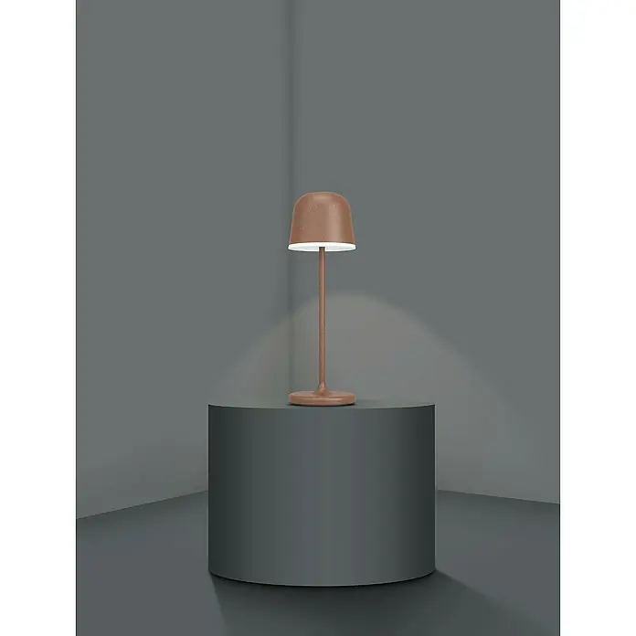 Eglo Tischleuchte Mannera - Durchmesser: 11 cm, Höhe: 34 cm, 2,2 W - Nahaufnahme einer stilvollen Tischleuchte in Kupferoptik, die auf einem grauen Sockel steht und ein sanftes, warmes Licht ausstrahlt.