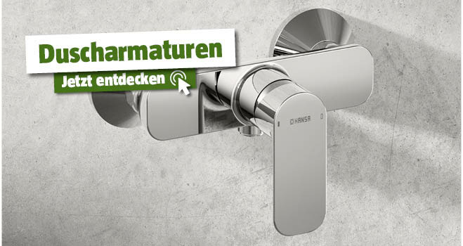 Silberne Duscharmatur an der Wand installiert