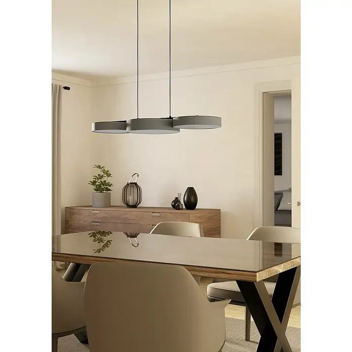 Eglo Connect LED-Pendelleuchte Barbano-Z - L x B x H: 82 x 30 x 110 cm, Grau, RGBW - Moderne Hängeleuchte mit drei grauen Lampenschirmen über einem Esstisch. Stilvolles Design für Esszimmer oder Wohnbereich.