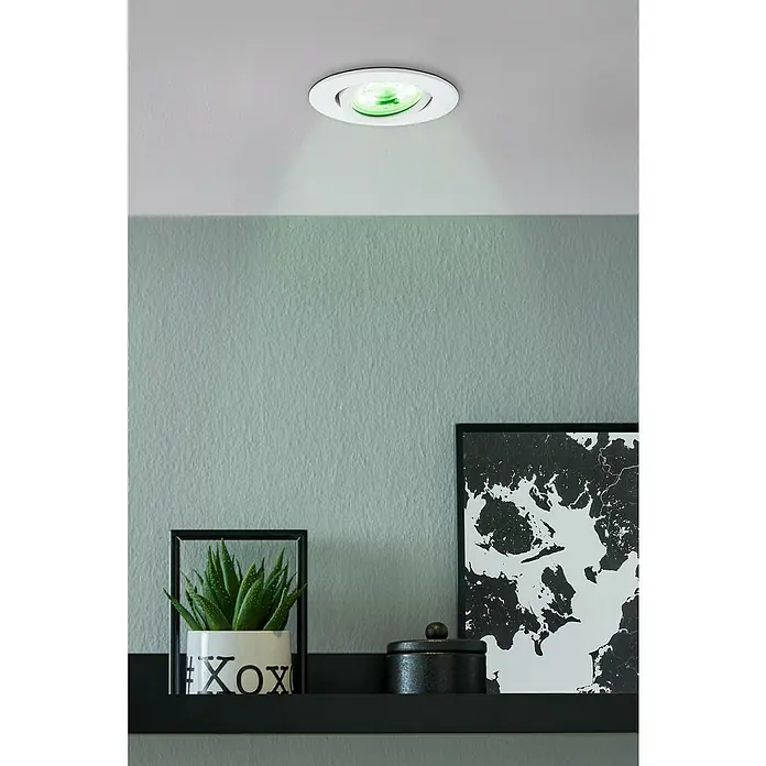 Eglo LED-Einbauleuchte rund Saliceto-Z - Ø x H: 88 x 46 mm, Weiß, 1 Stk. - Deckeneinbaustrahler mit weißem Rahmen und grünem Licht, der einen Akzent über einem Regal mit Dekoration setzt.