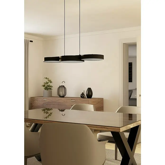 Eglo Connect LED-Pendelleuchte Barbano-Z - 7,5 W, L x B x H: 82 x 30 x 110 cm, Schwarz, RGBW - Modernes Esszimmer mit einem minimalistischen, schwarzen, runden LED-Kronleuchter, der über einem glänzenden Esstisch hängt.
