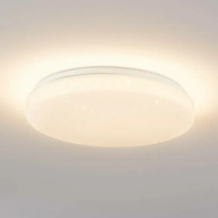 Eglo connect.z LED-Deckenleuchte rund TOTARI-Z - 4,8 W, Warmweiß, Weiß, Ø x H: 380 cm x 70 mm, Dimmbar, IP44 - Nahaufnahme einer runden, weißen LED-Deckenleuchte, die ein warmes, helles Licht ausstrahlt und ein modernes Ambiente erzeugt.