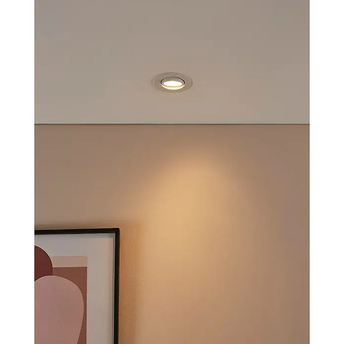 Eglo LED-Einbauleuchte rund Saliceto-Z - Ø x H: 88 x 46 mm, Weiß, 1 Stk. - Nahaufnahme einer Deckenleuchte, die sanftes Licht auf eine Wand wirft, mit einem Kunstdruck im unteren Bereich.