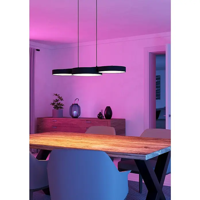 Eglo Connect LED-Pendelleuchte Barbano-Z - 7,5 W, L x B x H: 82 x 30 x 110 cm, Schwarz, RGBW - Schwarze Hängeleuchte mit kreisförmigen Lampenschirmen über einem Holztisch. Stilvolle Beleuchtung für Esszimmer und Wohnbereiche.