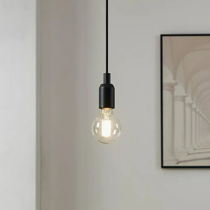 Eglo connect.z Smart-LED-Lampe - E27, Dimmbar, Warmweiß, 6 W, 806 lm, 1 Stk. - Eine moderne Pendelleuchte mit einer klaren Glühbirne und einer schwarzen Fassung, die ein stilvolles Ambiente schafft.