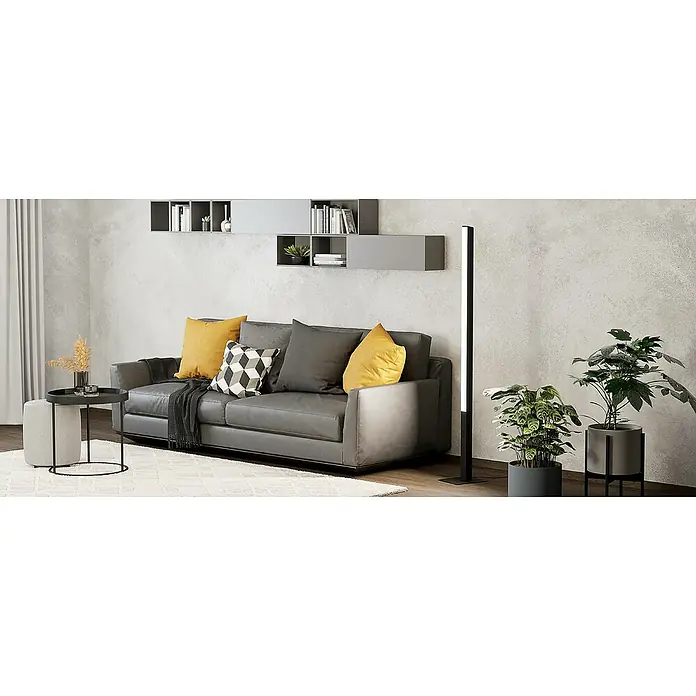 Eglo connect.z LED-Stehleuchte Simolaris-Z - 35 W, Höhe: 161,5 cm, RGB - Modernes Wohnzimmer mit grauer Couch, gelben Kissen, Stehlampe und Pflanzen. Die grauen Regale an der Wand ergänzen das stilvolle Interieur.