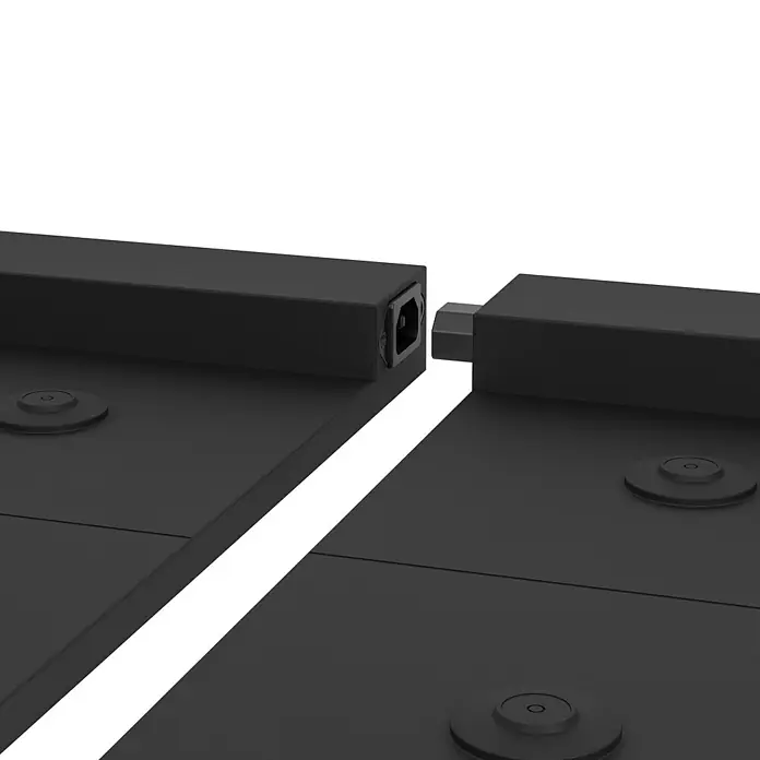 Eglo Ladegerät Multi Charging - Schwarz, Passend für bis zu sechs Akkutischleuchten - Schwarzes Produkt mit Stecker und Buchse. Nahaufnahme der Verbindung, die präzise Technik und Design zeigt.