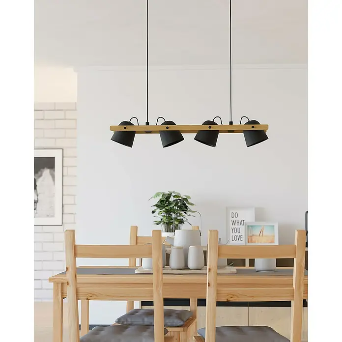 Eglo Connect LED-Pendelleuchte Hornwood-Z - L x B x H: 78 x 14 x 110 cm, Schwarz, Braun, RGBW - Moderne Esszimmerleuchte mit vier schwarzen Lampenschirmen an einem hellen Holzträger, hängt stilvoll über einem Esstisch.