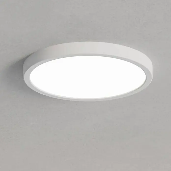 Eglo connect.z LED-Panel rund Fueva 6-Z - Ø x H: 28 x 2,5 cm, Weiß, RGBW - Nahaufnahme einer weißen LED-Deckenleuchte. Das runde, moderne Design fügt sich nahtlos in die Decke ein und sorgt für helles, gleichmäßiges Licht.