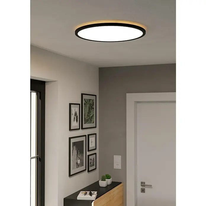 Eglo LED-Deckenleuchte Rovito - 18,5 W, Ø x H: 50 x 3 cm, Schwarz, Warmweiß - Moderne LED-Deckenleuchte in einem Flur, die ein angenehmes, helles Licht erzeugt und eine elegante Atmosphäre schafft.