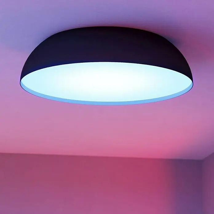 Eglo Connect LED-Deckenleuchte rund Tollos-Z - Ø x H: 55 x 13 cm, Schwarz, Weiß, RGBW - Nahaufnahme einer modernen, runden Deckenleuchte mit weichem, blauem Licht, ideal für stimmungsvolle Beleuchtung in jedem Raum.