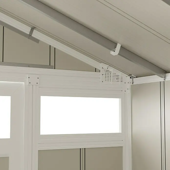 Grosfillex Gerätehaus Utility V7,5 - Außenmaß inkl. Dachüberstand (B x T): 370 x 298 cm, Kunststoff, Grau-grün - Detailansicht eines modernen weißen Gartenhauses mit Fenstern und Dachkonstruktion.