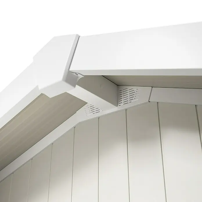 Grosfillex Gerätehaus Utility V7,5 - Außenmaß inkl. Dachüberstand (B x T): 370 x 298 cm, Kunststoff, Grau-grün - Detailansicht einer weißen Gartenhaus-Konstruktion mit Belüftungsöffnungen und Paneelverkleidung, die Funktionalität und modernes Design vereint.
