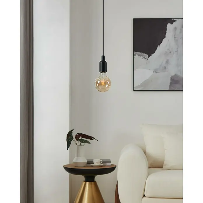 Eglo connect.z Smart-LED-Lampe - E27, Dimmbar, Warmweiß, 4,9 W, 500 lm, 1 Stk. - Nahaufnahme einer einzelnen Glühbirne, die von der Decke hängt und eine warme und einladende Atmosphäre in einem modernen Raum schafft.