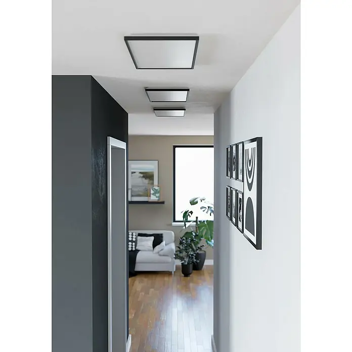 Eglo LED-Deckenleuchte Rovito - 17,2 W, L x B x H: 57 x 30 x 3 cm, Schwarz, Tageslichtweiß - Eine Nahaufnahme von drei quadratischen LED-Deckenleuchten in einem modernen Flur, die für eine helle und gleichmäßige Beleuchtung sorgen.